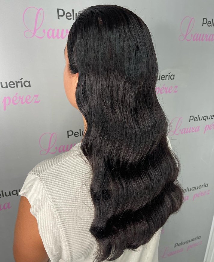 Melena larga morena con ondas al agua, vista de espaldas